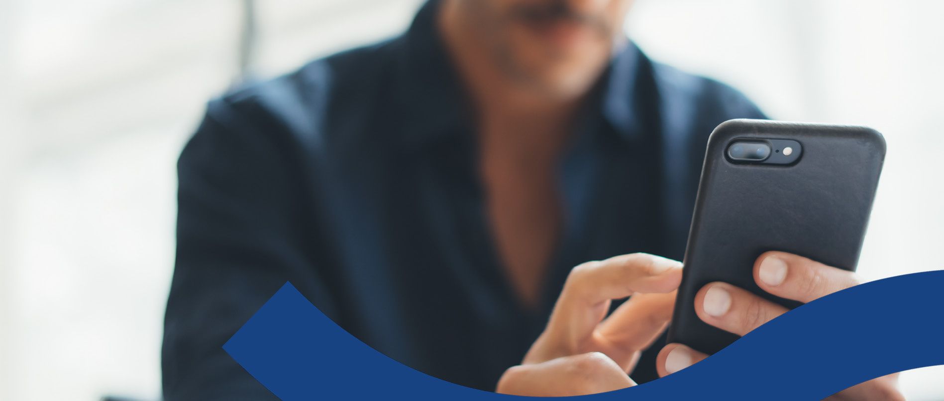 Eine Person hält ein Smartphone