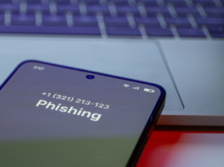 Ein Smartphone zeigt eine Rufnummer mit dem Verweis "Phishing" an