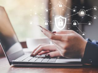 Eine Person mit Laptop und Bezahlkarte